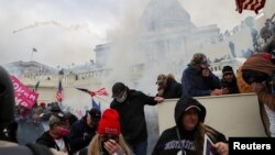 Kerusuhan saat pendukung Presiden AS Donald Trump menyerbu Gedung Capitol di Washington DC, 6 Januari 2021 (foto: dok). 