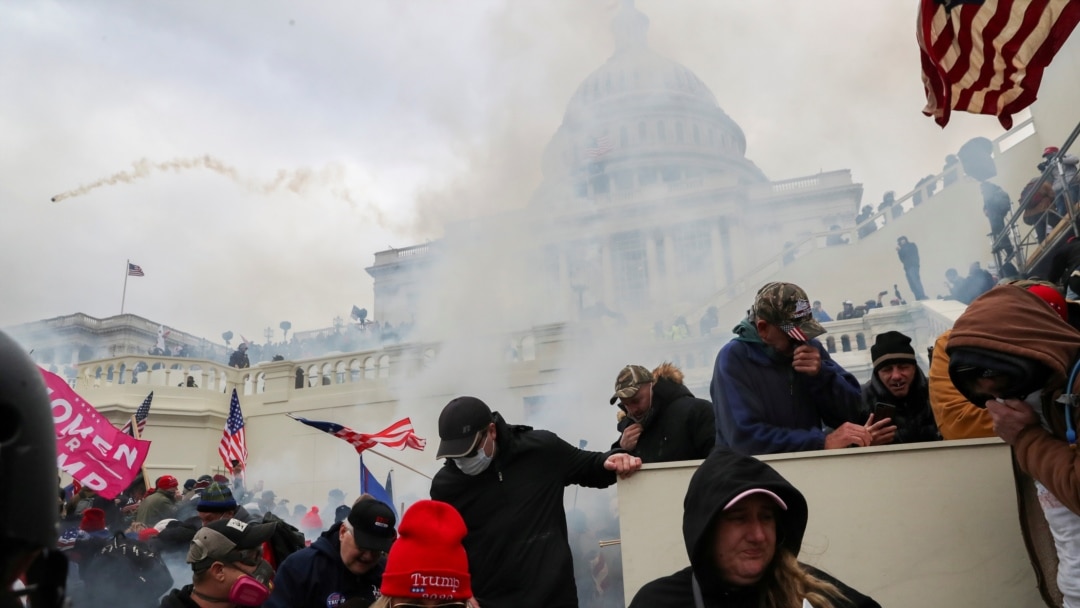 Pristalice predsednika Trampa sukobljavaju se sa policijom ispred zgrade američkog Kapitola 6. januara 2021.