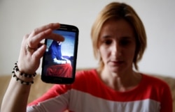 Alema Dolamić pokazuje fotografiju sestre koja se još nalazi u Siriji.