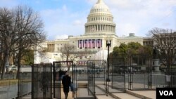 Pagar-pagar pengaman dipasang di sekitar Capitol Hill di Washington DC, dua hari menjelang upacara pelantikan Presiden terpilih Donald Trump pada hari Jumat (20/11).