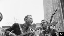 Folk singer Pete Seeger performing in New York City in 1975.