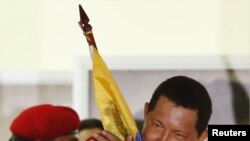 Presidente veneuzelano Hugo Chavez celebra vitoria eleitoral