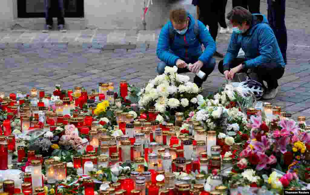 오스트리아 빈의 총격사건 현장에서 시민들이 희생자들을 추모하는 촛불을 밝히고 있다. 지난 3일 현장에서 사망한 극단주의 이슬람 무장단원으로 추정되는 혐의자 한 명을 포함한 다수의 무장괴한들의 빈의 유대인 회당과 주변에서 총기를 쏴 최소 4명이 숨졌다. 