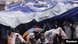 Protesti sledbenika Tahira-ul Kadri u Islamabadu slušaju njegov govor