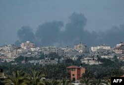 Asap mengepul menyusul pengeboman Israel di utara Nuseirat di Jalur Gaza tengah pada 27 April 2024. (Foto: AFP)