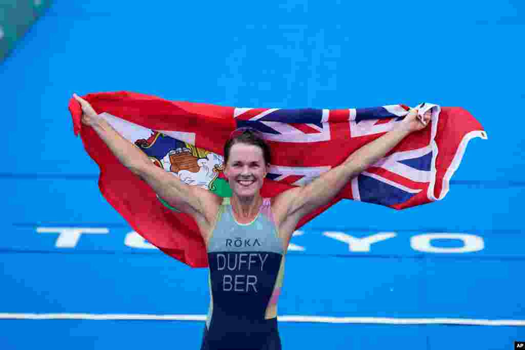فلورا دافی از برمودا پس از کسب مدال طلای مسابقات سه‌گانه (ترای‌اتلن) زنان