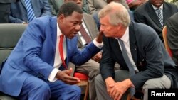 Le président béninois Thomas Boni Yayi parle à Vincent Bolloré lors du début des constructions ferroviaires, à Cotonou, le 8 avril 2014. 