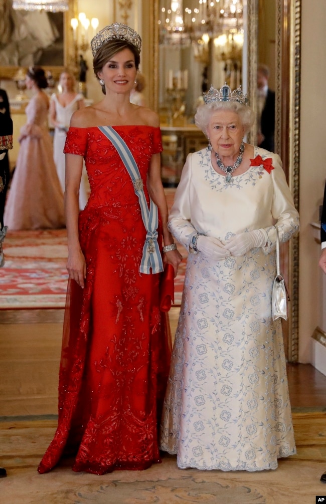 英國女王伊麗莎白二世和西班牙王後萊蒂齊亞（Letizia ）在倫敦白金漢宮的國宴前合影（2017年7月12日）