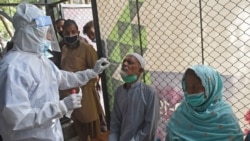 کراچی میں کرونا وائرس کی تشخیص کے لیے ایک مریض کا سیمپل کیا جا رہا ہے۔