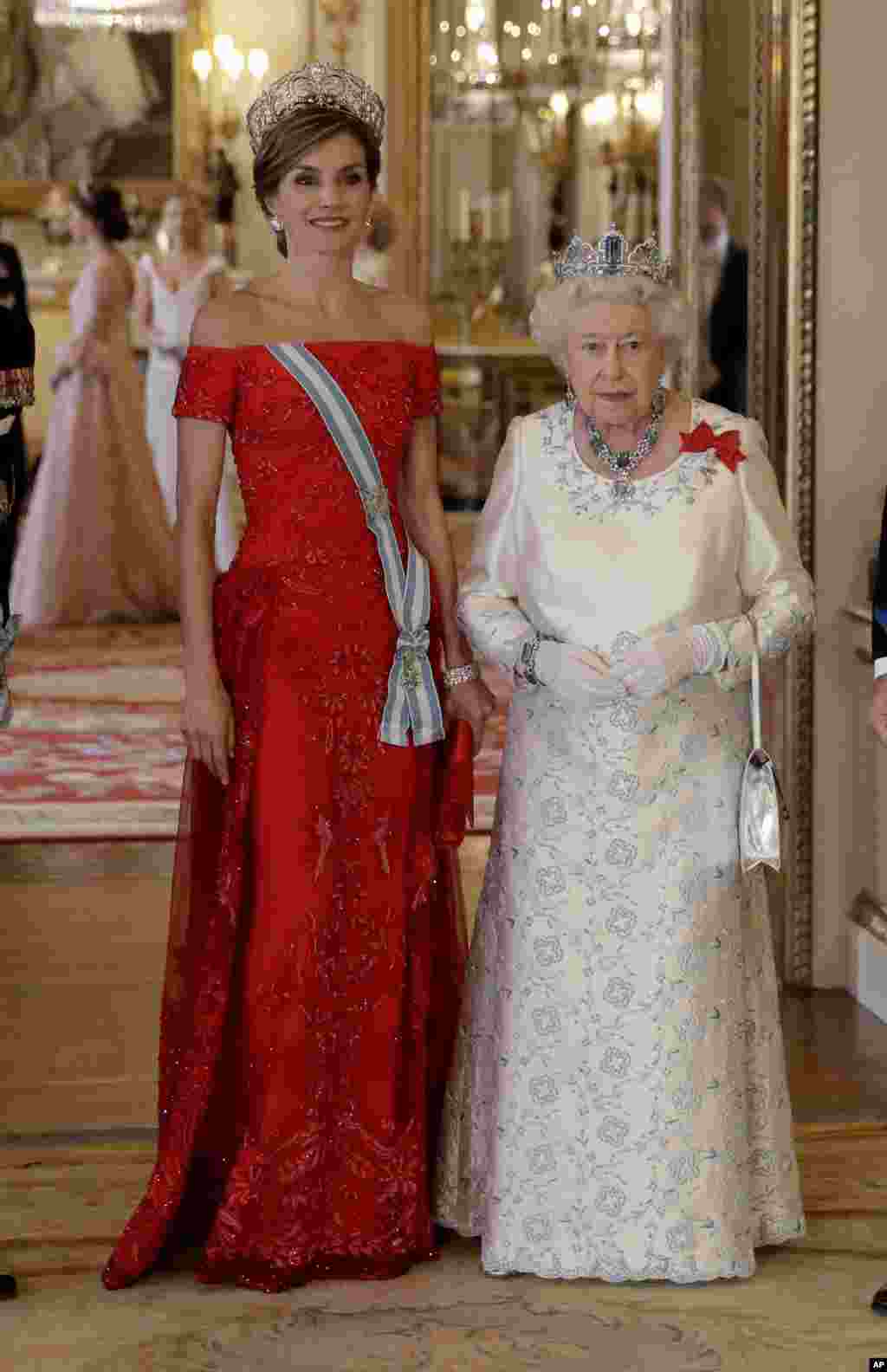 Britain's Queen Elizabeth II, right, and Spain's Queen Letizia pose for a photograph before a State Banquet at Buckingham Palace in London, July 12, 2017.