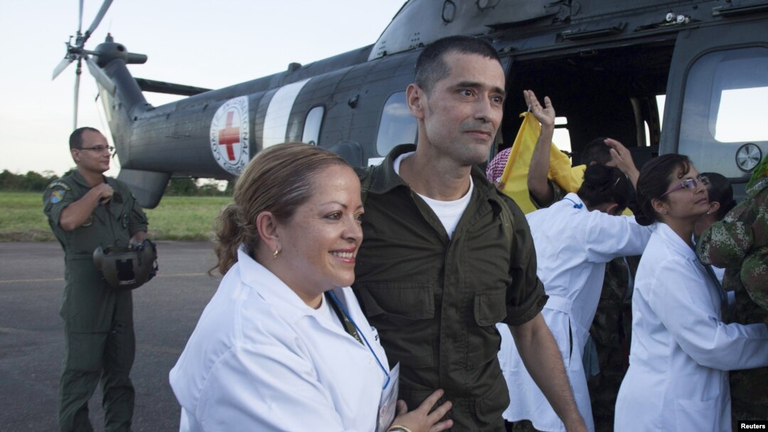 Jorge Trujillo Solarte, polisi Kolombia yang baru-baru ini dibebaskan oleh pemberontak FARC mendapat perawatan medis di Villavicencio (2/4). Pemberontak FARC membebaskan 10 sandera yang telah mereka tahan di hutan selama belasan tahun untuk alasan damai. 