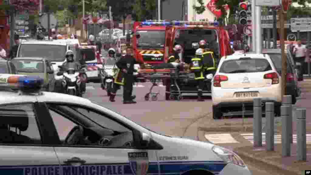 Policiers et pompiers à Saint-Etienne-du-Rouvray, le 26 juillet 2016.&nbsp;