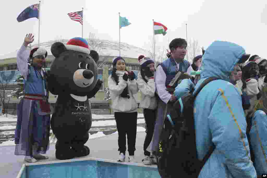 Para relawan dan para artis berfoto di depan maskok Paralimpiade, Bandabi, setelah mengisi acara pembukaan di Kampung Olimpiade Pyeongchang menjelang Paralimpiade Musim Dingin 2018 di Pyeongchang, Korea Selatan, 10 Maret 2018.