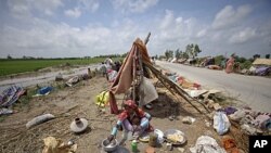 پاکستان کې د سيلاب ځپلو د بحالی هڅې د خطر سره مخ 