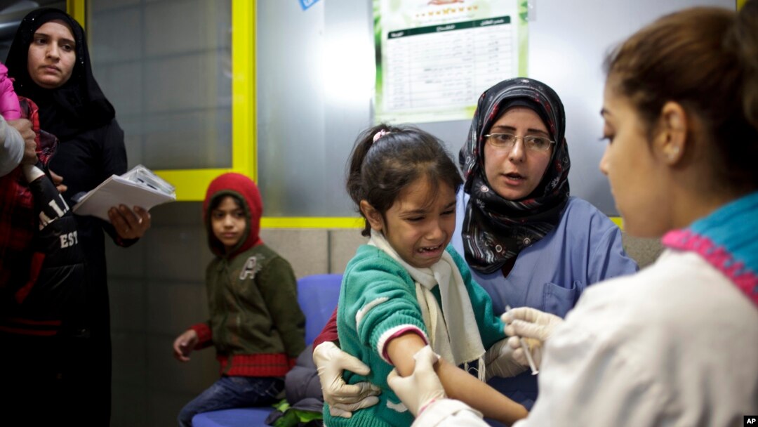 Seorang anak perempuan Suriah menangis saat menerima vaksinasi di kemah PBB di Zahleh, lembah Bekaa, Lebanon (Foto: dok). 