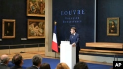 El presidente francés, Emmanuel Macron, pronuncia un discurso para anunciar una renovación plurianual e inversiones a largo plazo para modernizar el museo del Louvre, en el Museo del Louvre, el martes 28 de enero de 2025 en París.