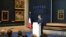 El presidente francés, Emmanuel Macron, pronuncia un discurso para anunciar una renovación plurianual e inversiones a largo plazo para modernizar el museo del Louvre, en el Museo del Louvre, el martes 28 de enero de 2025 en París.