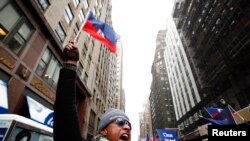 Manifestasyon dyaspora ayisyen an Ozetazini an solidarite ak viktim tranblemandtè 12 janvye 2010 la ann Ayiti. New York, 12 janvye 2011. (Foto: REUTERS/Lucas JAckson).