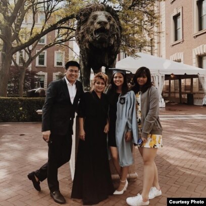 Moorissa (ke-2 dari kanan) dan keluarga di acara kelulusan di Columbia University (dok: Moorissa)