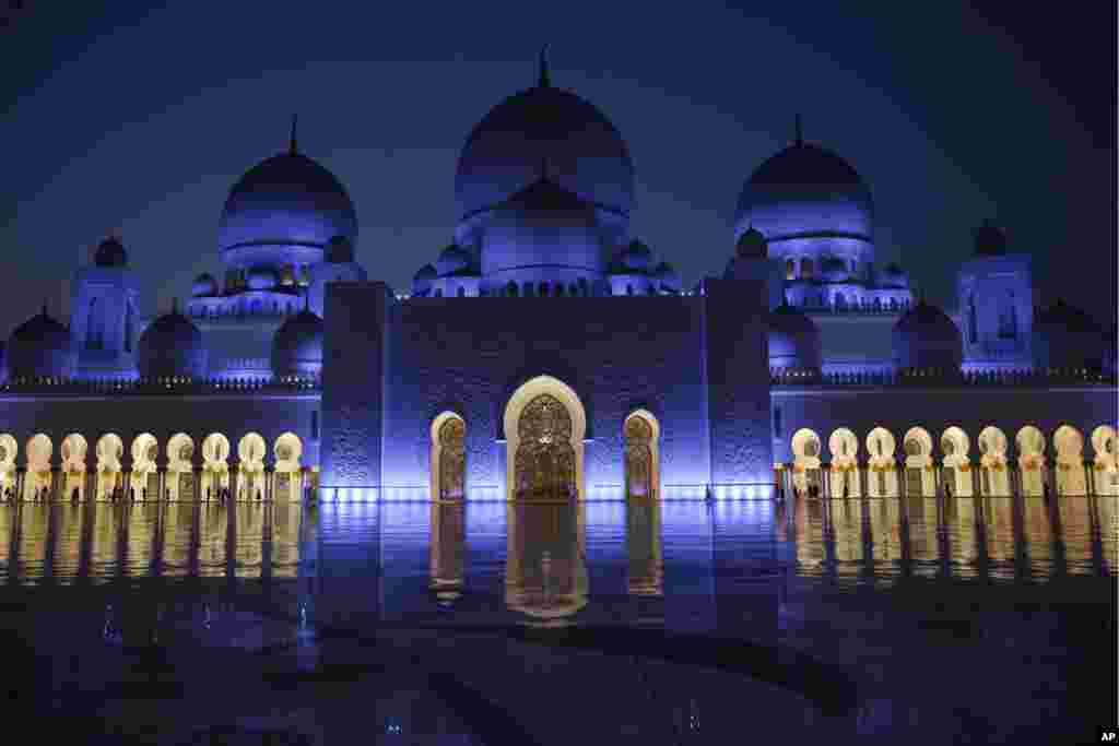 نمایی از مسجد شیخ زاید با نورهای آبی رنگ در ابوظبی
