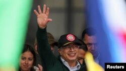 El presidente de Colombia, Gustavo Petro, se dirige a sus partidarios mientras asisten a una marcha en apoyo de las reformas en los sectores de salud, jubilación, empleo y prisiones propuestas por su gobierno, en Bogotá, Colombia, el 1 de mayo de 2024.