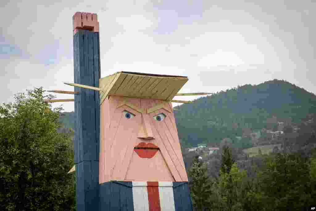 Patung kayu yang mirip wajah Presiden AS Donald Trump dibangun di dekat kota Kamnik, Slovenia.