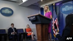 La portavoz de la Casa Blanca, Kayleigh McEnany, se dirige a los periodistas durante la rueda de prensa.