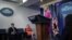 La portavoz de la Casa Blanca, Kayleigh McEnany, se dirige a los periodistas durante la rueda de prensa.