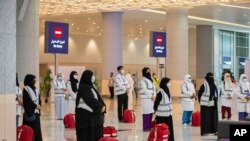 Jemaah Haji tiba di Bandara King Abdulaziz, Jeddah, Arab Saudi, 25 Juli 2020. (Saudi Ministry of Media via AP)