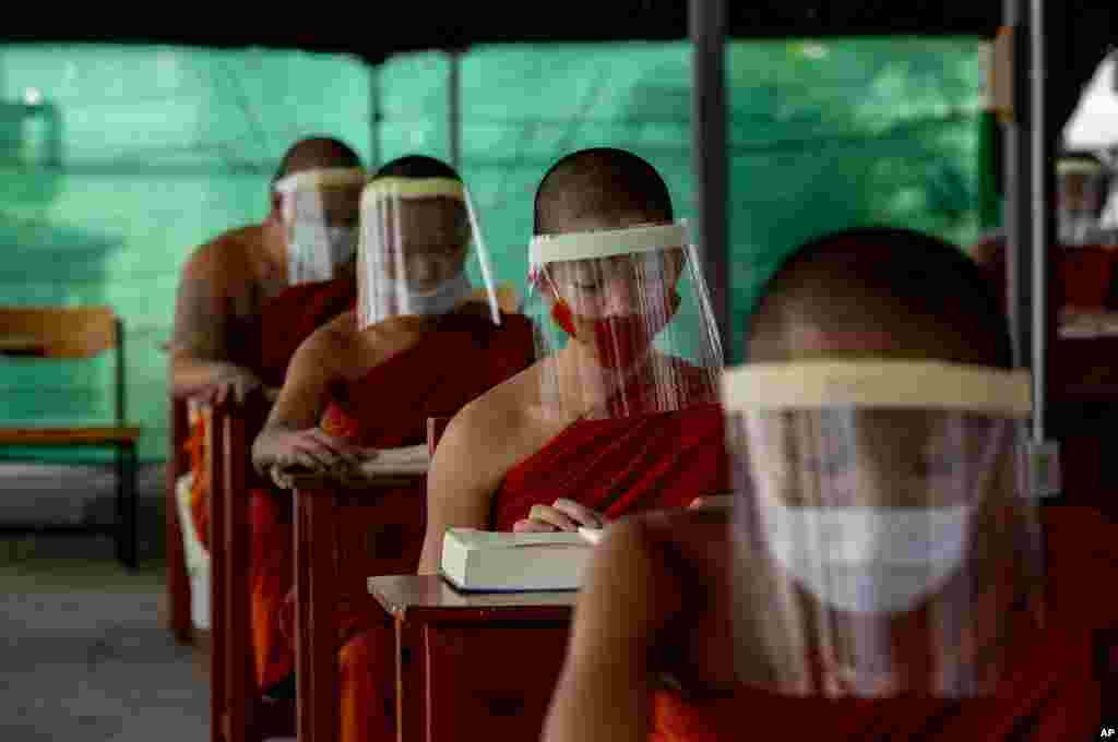 Tailandia: Jóvenes aspirantes a monjes budistas usan tapa bocas y protectores faciales además de mantener distanciamiento social mientras participan en una clase en el Instituto Educativo Molilokayaram, en Bangkok. Todas las escuelas en Tailandia cerraron antes del receso escolar programado, debido al brote de COVID-19, pero alrededor de 200 monjes novatos permanecen en la escuela monástica debido a restricciones de viaje y bloqueos implementados en las provincias de Tailandia.