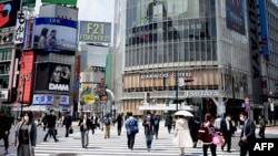 ဂျပန်နိုင်ငံ Tokyo မြို့ Shibuya လူကူးမျဉ်းကြားမှာ လမ်းဖြတ်ကူးနေသူတချို့ (ဧပြီ ၂၈၊ ၂၀၂၀)