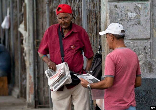 A vendor sells newspapers in a street of Havana, April 5, 2019. A drastic reduction in the circulation of Cuban state newspapers this week awakened the specter of the 90's crisis, amid the shortage of basic goods, the bad news from Venezuela and the tightening of the U.S. blockade.