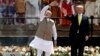 El presidente de EE.UU., Donald Trump, y el primer ministro de India, Narendra Modi, saludan a la multitud en el estadio Sardar Patel en Ahmedabad, India, el lunes, 24 de febrero de 2020.