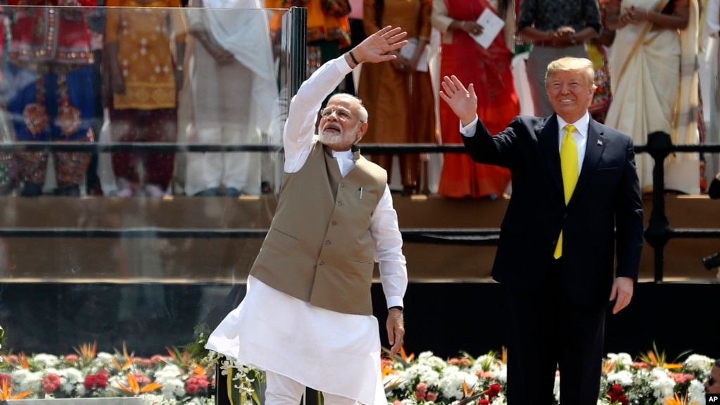 El presidente Donad Trump y el primer ministro de la India, Narendra Modi, saludan a la multitud que recibió al mandatario estadounidense en su visita. Foto AP. 