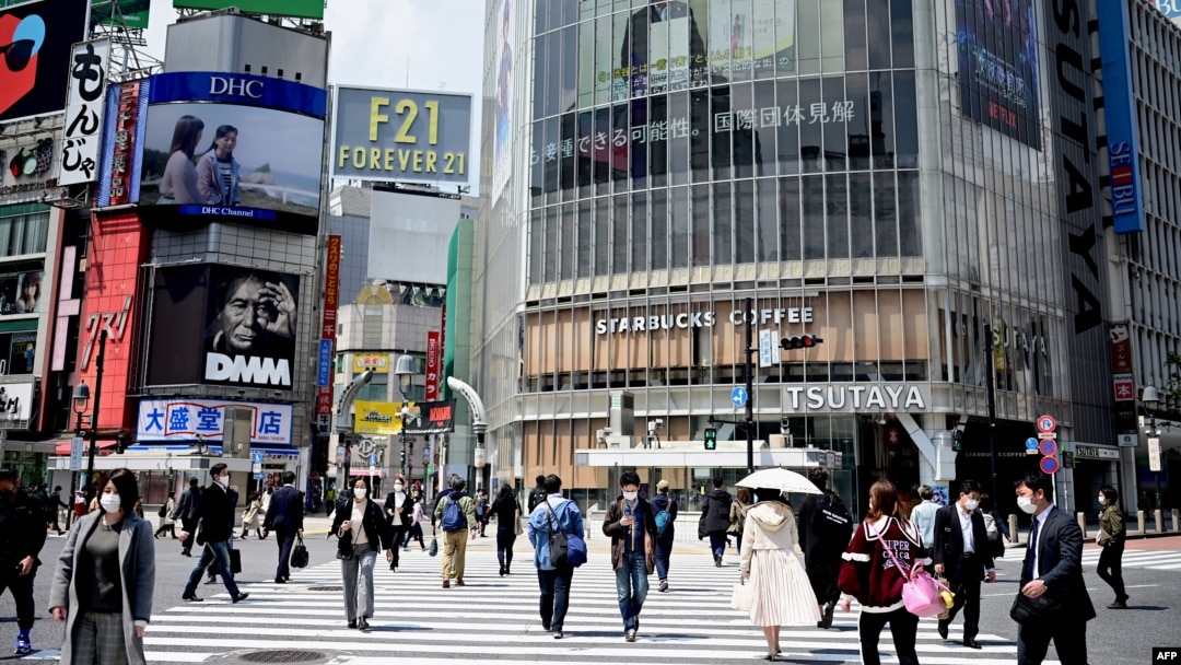 Suasana persimpangan Shibuya, Tokyo di tengah pandemi corona, 28 April 2020. (Foto: Behrouz MEHRI / AFP)
