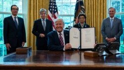 Predsednik Tramp pokazuje zakon o paketu pomoći malim i srednjim preduzećima, bolnicama i kompanijama koje proizvode testove za koronavirus.