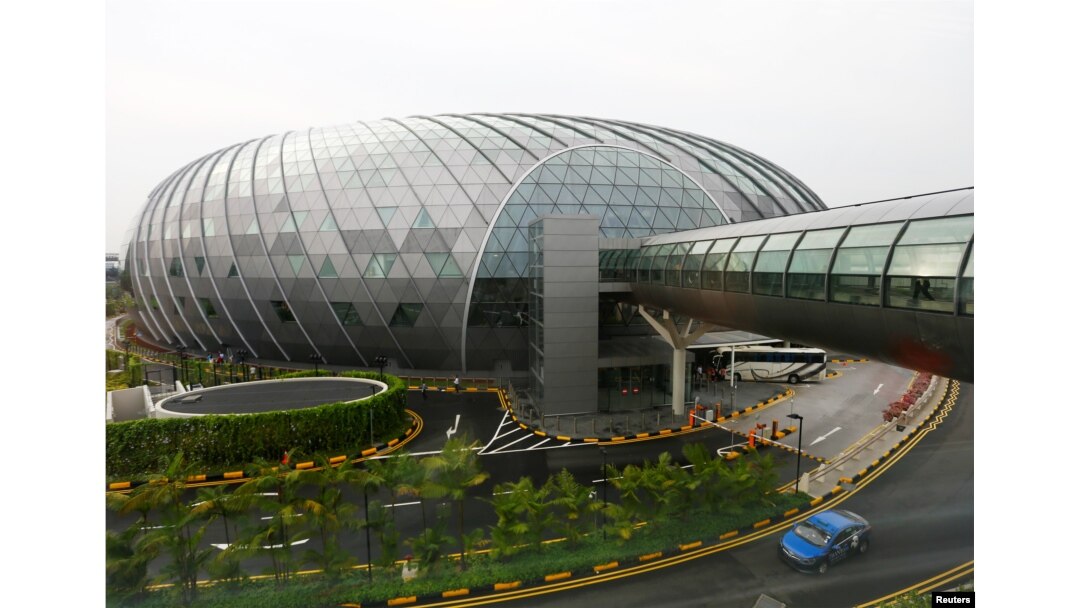 Bagian depan Jewel Complex dengan jembatan yang menghubungkan berbagai terminal di Bandara Changi di Singapura, 11 April 2019. (Foto: Reuters/Feline Lim)