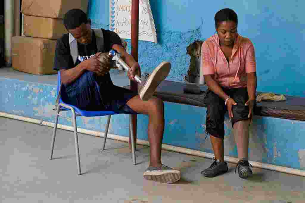 Pacientes afectados por el terremoto se rehabilitan en el Centro del Discapacitado en Puerto Príncipe.