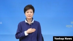 박근혜 한국 대통령이 22일 대전 국방과학연구소를 방문, 한국 국기에 대한 경례를 하고 있다.