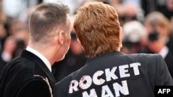 El cantante británico Elton John (d) y su esposo, el cineasta canadiense David Furnish, llegan a la presentación de "Rocketman" en el Festival de Cine de Cannes. Cannes, Francia, 16/5/19.
