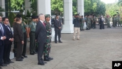 US Defense Secretary Jim Mattis observes an Indonesian special forces counterterrorism demonstration at the Indonesian Armed Forces Headquarters in Jakarta, Indonesia, Jan. 24, 2018. (Photo: B. Gallo / VOA)