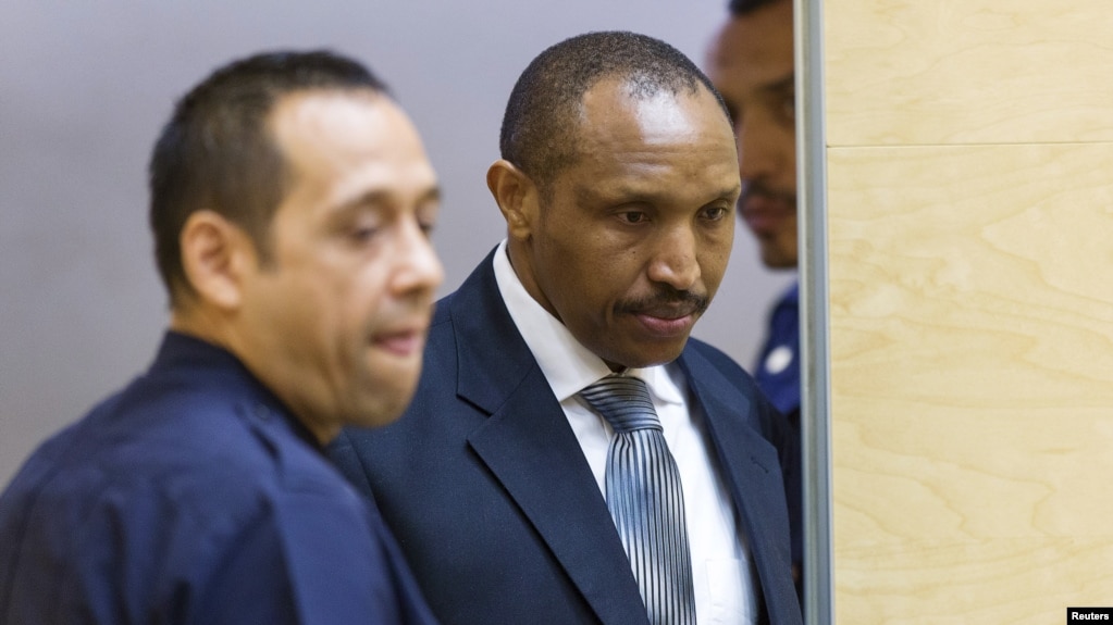 L'ancien chef de guerre congolais Bosco Ntaganda entre dans la salle de la Cour pénale internationale lors de son premier jour de procès à La Haye, Pays-Bas, le 2 septembre 2015.