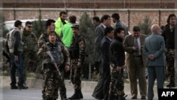 Lực lượng an ninh Afghanistan tại hiện trường vụ nơi một kẻ đánh bom tự sát bị bắn chết ở Kabul, Afghanistan, ngày 14/11/2011