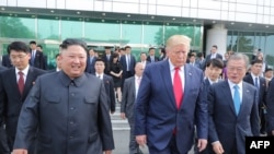 Le dirigeant nord-coréen Kim Jong Un, son homologue sud-coréen Moon Jae-in et le président américain Donald Trump sur le côté sud de la ligne de démarcation militaire qui divise la Corée du Nord et la Corée du Sud à Panmunjom dans la zone démilitarisée (DMZ). (Photo de KCNA VIA 