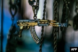 Un colgante con forma de rifle AK47 se exhibe para la venta en un mercado en Culiacán, Estado de Sinaloa.