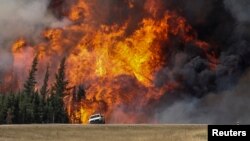 Gigantesques feux de forêt près de Fort McMurray, Alberta, Canada, le 7 mai 2016. (Reuters/Mark Blinch)