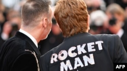 Penyanyi-penulis lagu asal Inggris, Elton John (kanan) dan pasangannya sutradara Kanada David Furnish, tiba untuk penayangan film "Rocketman" di Festival Film Cannes ke-72 di Cannes, Perancis, 16 Mei 2019. 