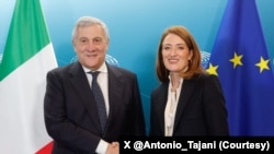 آنتونیو تاجانی وزیر خارجه ایتالیا (چپ) در کنار روبرتا متسولا، رییس پارلمان اروپا