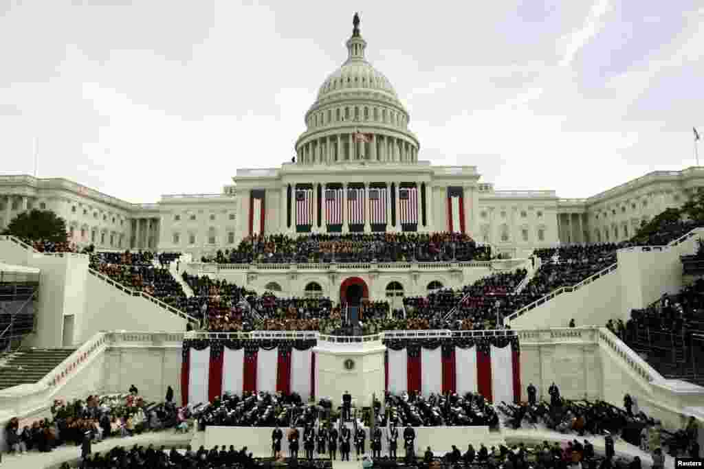 En la d&#233;cada del 2000, el apellido Bush volvi&#243; a la Casa Blanca. En esa foto del 20 de enero 2005, durante su segundo mandato, George W. Bush se juramenta como presidente. 