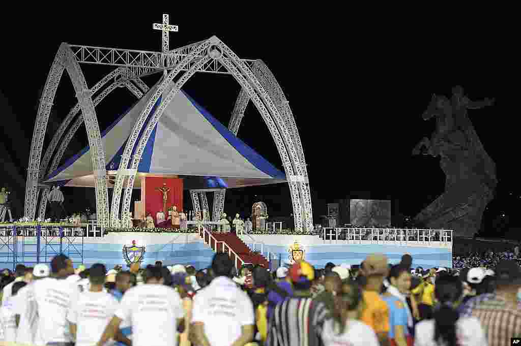 Đức Giáo Hoàng Benedicto cử hành thánh lễ tại Quảng trường Cách mạng ở Santiago de Cuba, ngày 26 tháng 3 năm 2012. (AP/Osservatore Romano) 